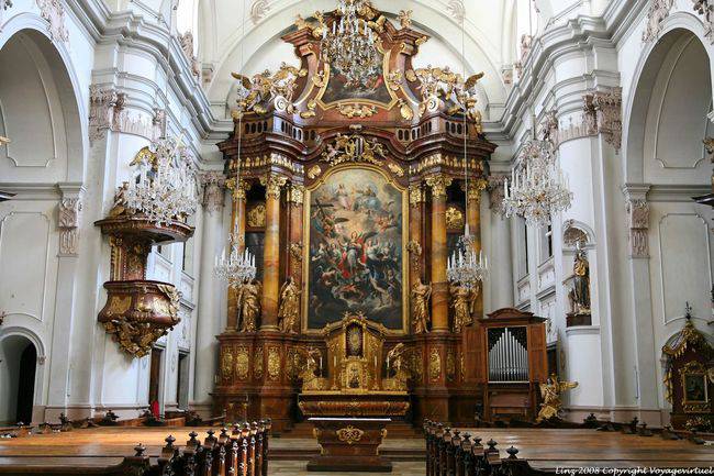 Ursulinen Kirche, der Altar der Kirche, Linz - Österreich
