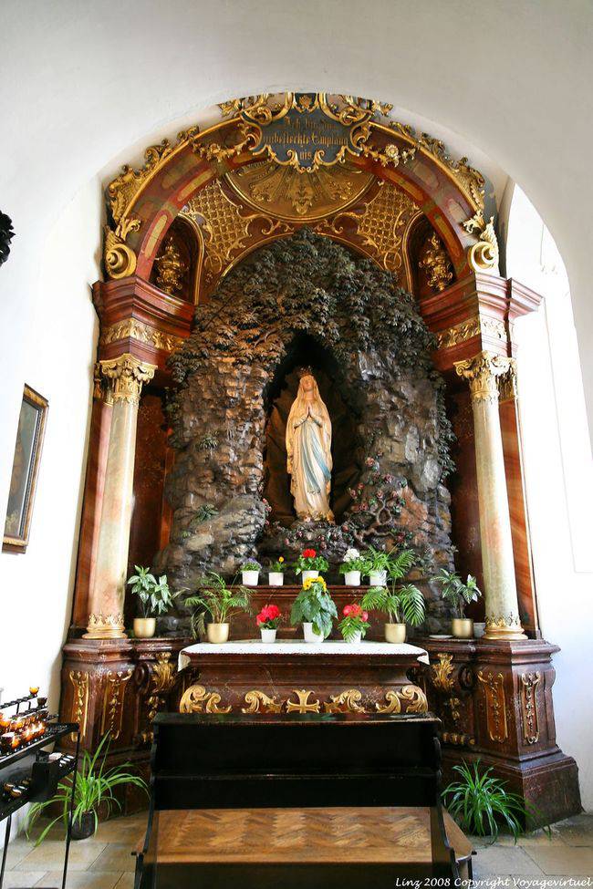 Ursulinen Kirche, Jungfrau in einer Höhle, Linz - Österreich
