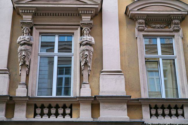 Waltherstraße, Frauenstatuen auf den Säulen, Linz - Österreich