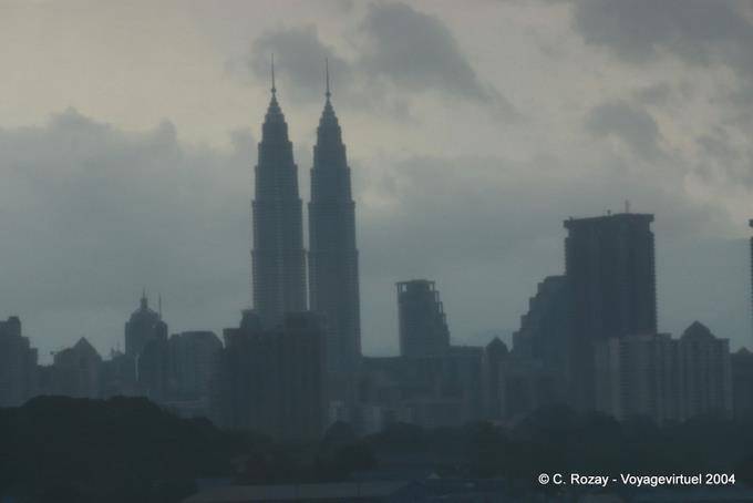 Kuala Lumpur, die Petronas im Nebel - Malaysia
