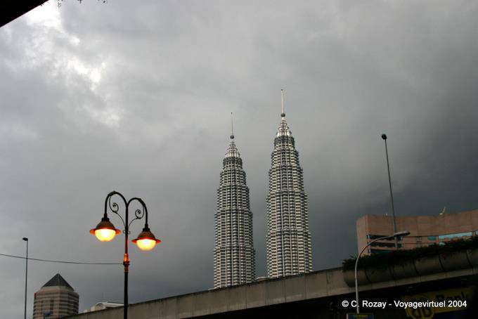 Entdeckung der Petronas Twin Towers in den frühen Morgenstunden, Kuala Lumpur - Malaysia