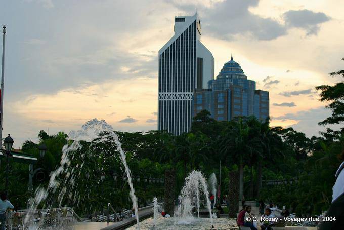 Sonne und Wasserstrahlen vor dem Menara Olympia und Maybank, Kuala Lumpur - Malaysia