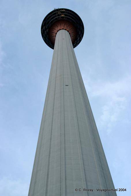 Der Pilz Menara-Turm auf dem Hügel von Bukit Nanas, Kuala Lumpur - Malaysia