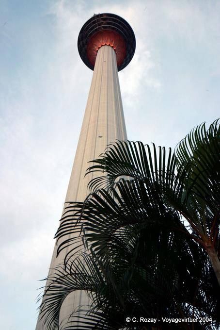 Eine andere Ansicht von der Unterseite der 421 Meter von der Menara Kuala Lumpur - Malaysia