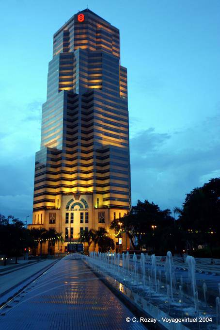 Schwarze und gelbe Gebäude in der Menara Bank, Kuala Lumpur - Malaysia
