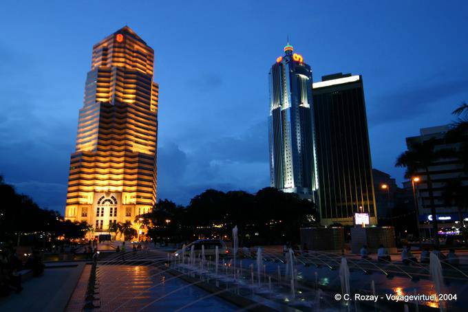 Gebäude in der Nacht beleuchtet, Kuala Lumpur - Malaysia