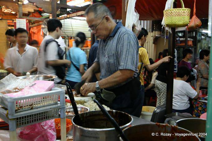 Lebensmittelzubereitung in einer Straße, Restaurant, Nachtmarkt, Kuala Lumpur - Malaysia