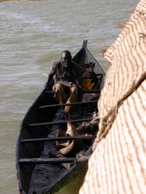 Entre Mopti et Tombouctou Pinasse Ecope Mali