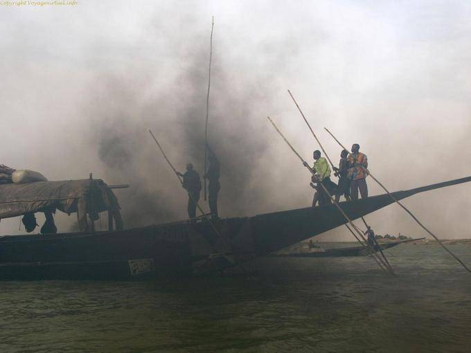 Entre Mopti et Tombouctou Pinasse Moteur Mali