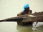 Femme poussant une pirogue Massina Mali