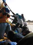 Pinasse en difficulté sur le fleuve Niger, Mali.