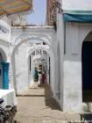 Haltebögen in einer Gasse, Medina, Larache, Marokko.