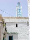 Die blauen und weißen Minarett einer Moschee in der Medina, Larache, Marokko.