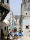 Peddler in einer Gasse in der Kasbah, Larache, Marokko.