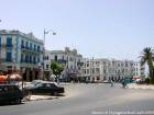 Fassaden am Platz der Befreiung, Larache, Marokko.