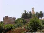 Spanisch Bastionsmauern und Häuser das Archäologische Museum, Larache, Marokko.