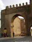 Eine typische Tür und die Wände auf den Platz Boujloud, Fes, Marokko.