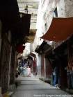 Eine abfallenden Straße in der Medina, Talaa Kbira, Fes, Marokko.