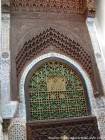 Top of geschnitzte hölzerne Tür mit Bogen muqarnas, Fes, Marokko.