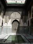 Die Terrasse und das Becken des Sahrij Medersa, Fès, Marokko.