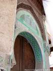 Architektur und dekorative Motive typisch für einen Eintrag, Medina, Fez, Marokko.