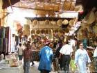 Ein Teil der überdachten Souk in der Medina von Fes, Marokko.