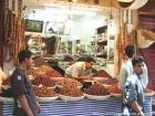 Der Kaufmann von Feigen und Datteln im Souk, Fes, Marokko.