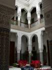 Stucksäulen und zelliges Patio marokkanischen Palast Riad Fes, Marokko.