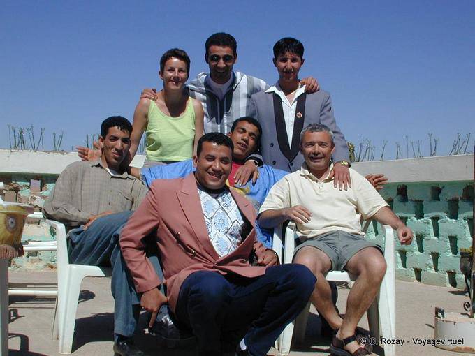 Die Mitarbeiter des Hotels Chems, (Mai 2000), Boumalne Dadès - Marokko
