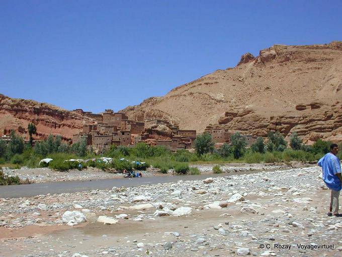 Traditionelle Berber Häuser in der Landschaft, Rose Valley - Marokko