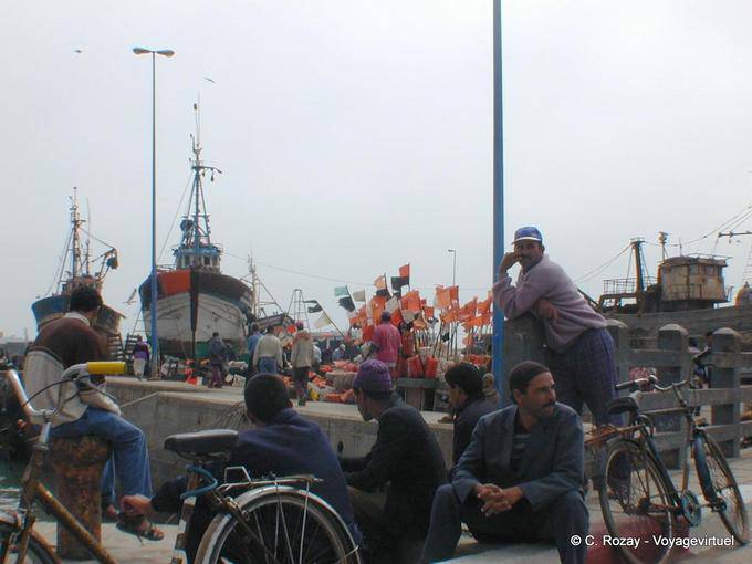 Warten an der Backbordseite Trawler, Essaouira - Marokko
