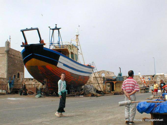 Die hölzerne Fischerboot im Trockendock auf der Anklagebank, Essaouira - Marokko