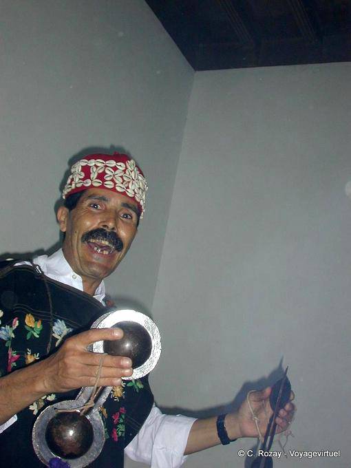 Halluzinatorische Licht Gnawa Musiker hält einen qarqabus, Essaouira - Marokko