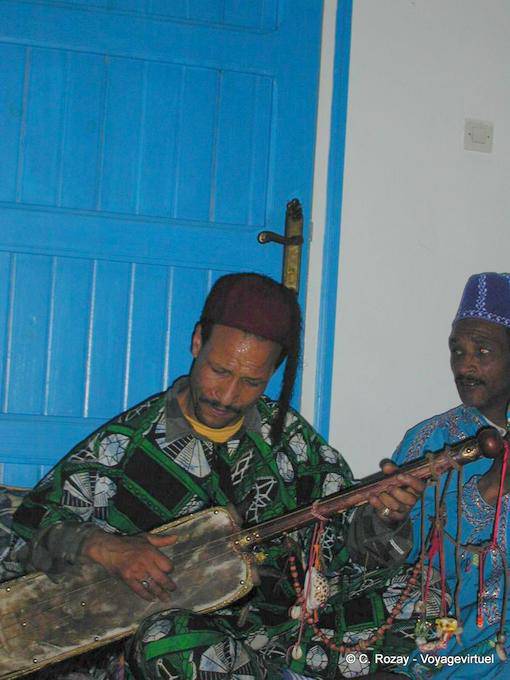 Gnaoua spielen auf einem Instrument Guembri Maalem Dar Kenavo - Marokko