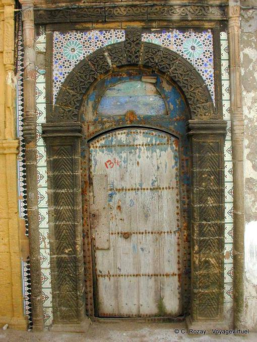 Antike Tür von Fliesen, Essaouira, umgeben - Marokko