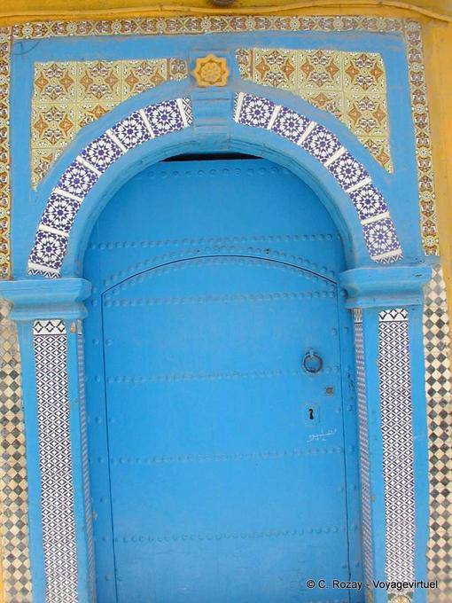 Typische gut eingerichtet blaue Tür Eingang, Essaouira - Marokko