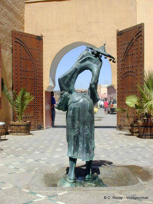 Tür und Bronze traditionellen Wasserträger, Dar M'nebhi, Marrakesch-Museum - Marokko