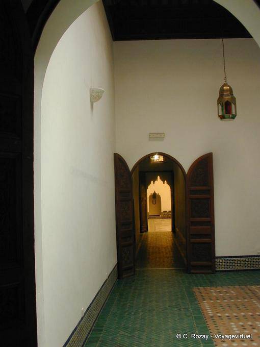 Im Inneren der arabisch-andalusischen M'nebhi Palais Dar, Marrakesch - Marokko