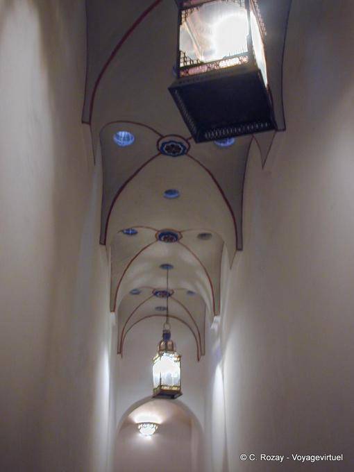 Beleuchtung des Gewölbes eines Korridors des Hammam, Marrakesch-Museum - Marokko