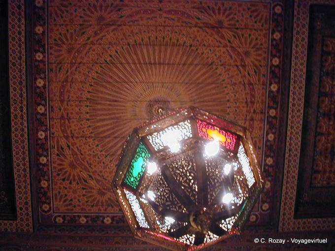 Decke eines Raumes des Omar Benjelloun Foundation, Dar M'nebhi Palace, Marrakesch - Marokko