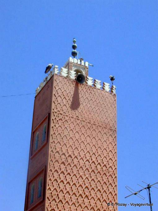 Störche auf dem Minarett der Souk, Marrakesch thront - Marokko