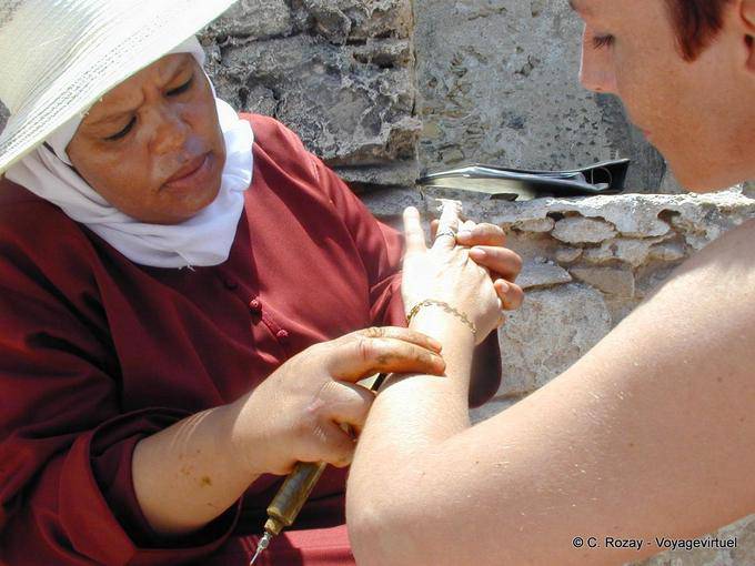 Ein Henna Tattoo-Künstler amtierenden Nähe der Stadtmauer, Essaouira - Marokko