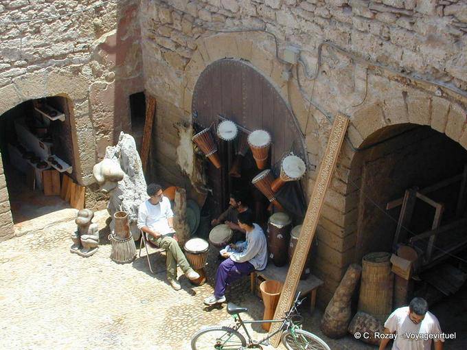 Ein Geschäft mit Musikinstrumenten hinter der Stadtmauer von Essaouira - Marokko