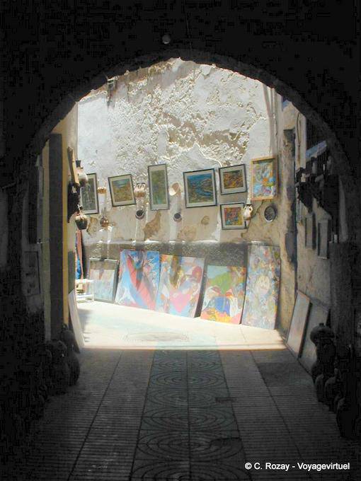 Ausstellung an den Wänden einer Straße Medina von Essaouira - Marokko