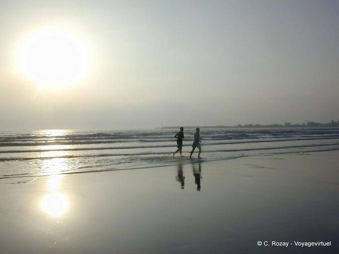 Laufen auf den Strand von Essaouira bei Sonnenuntergang - Marokko