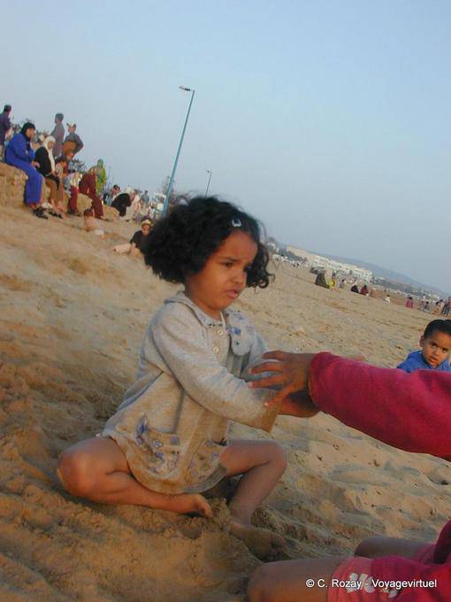 Ein kleines Mädchen spielen am Strand Tagharte, Essaouira - Marokko