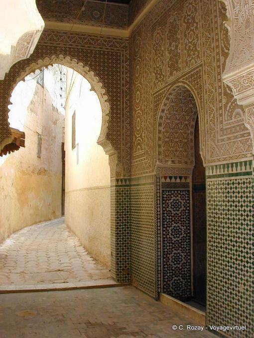Stuckverzierungen und marokkanischen Fliesen in einer Gasse in Meknes - Marokko