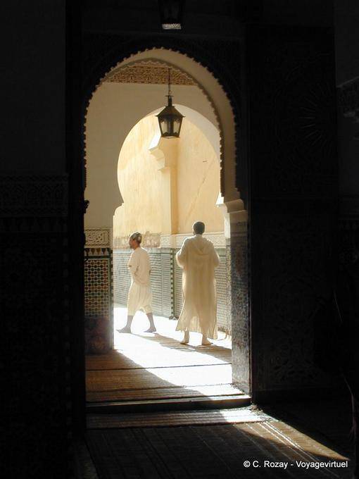 Schatten und Licht in das Mausoleum von Moulay Ismail, Meknes - Marokko