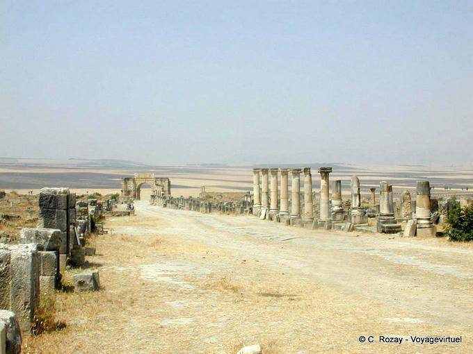 Volubilis, Decumanus Maximus und Arc de Triomphe - Marokko