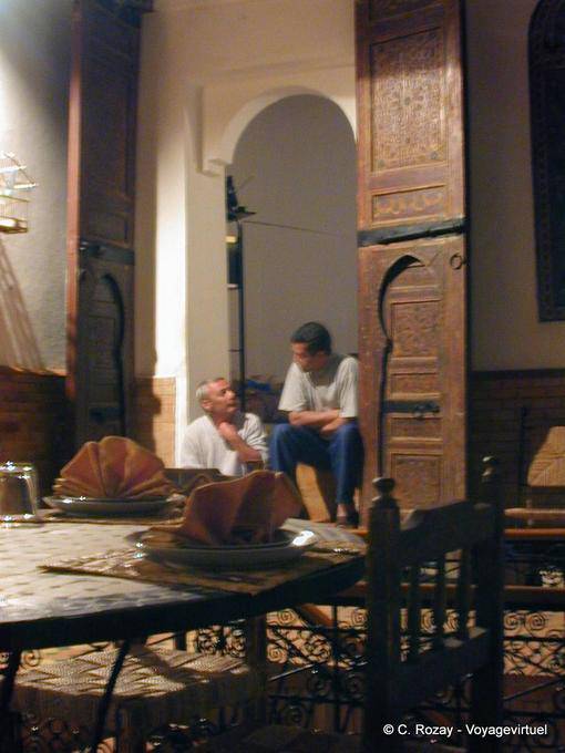 Diskussion nach dem Essen Restaurant Riad Meknes - Marokko